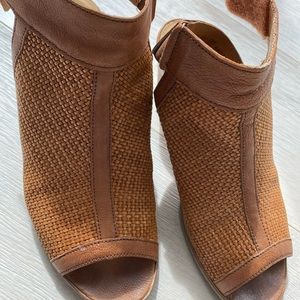 Summer spring Sandler in textured leather with ankle strap